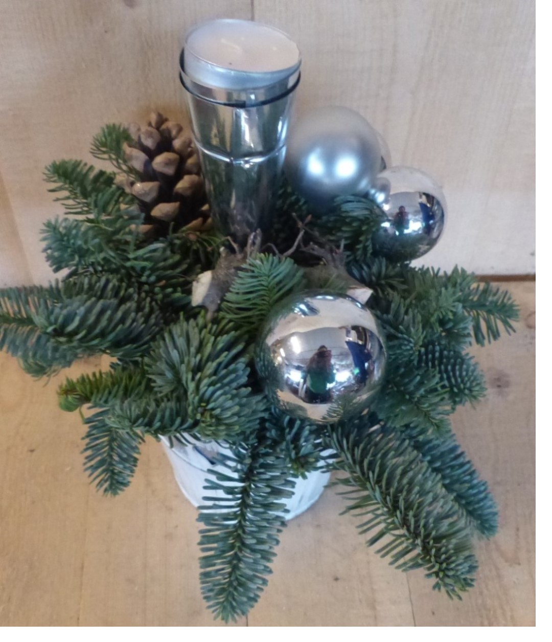Kerststukje 'Kiev' simpel in hoge pot 30 cm hoog kleur wit-zilver met een hoge theelicht - Warentuin Natuurlijk