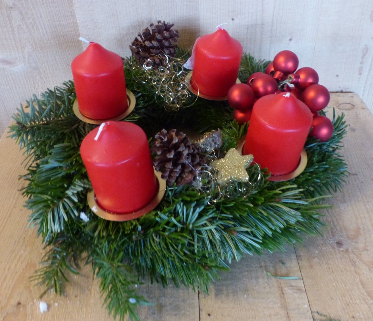 Kerststukje 'Omsk' Coniferen Krans met vier rode kaarsen - Warentuin Natuurlijk