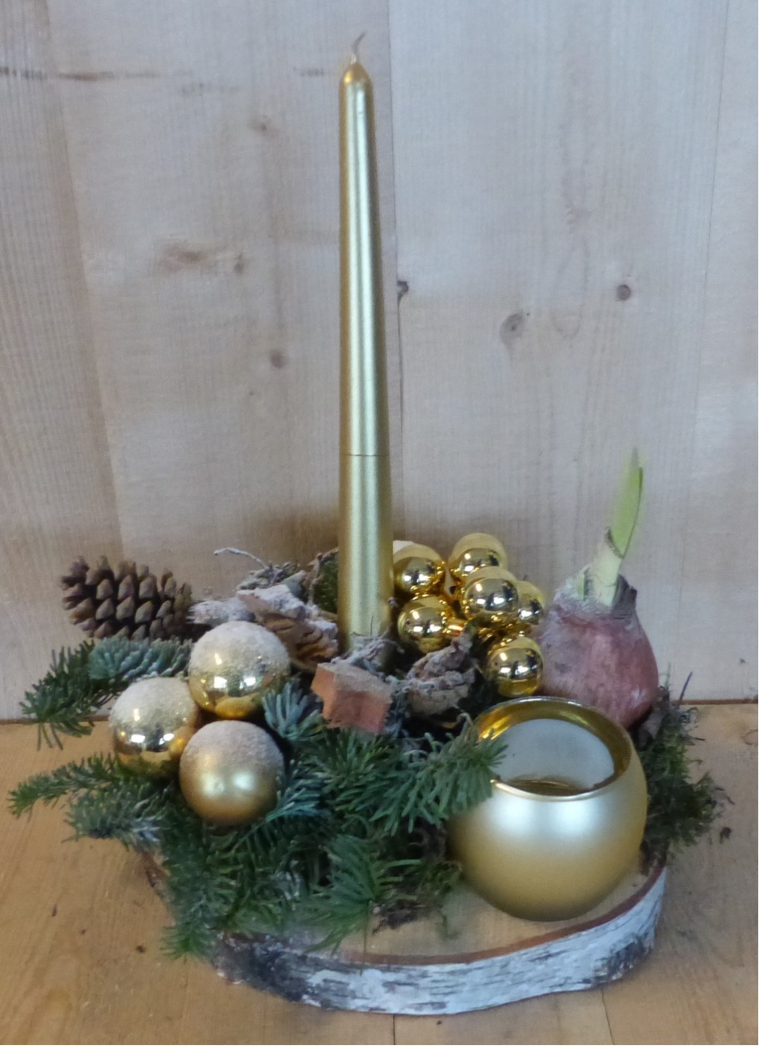 Kerststukje 'Praha' houten schijf dia. 30 cm gouden tinten met thee licht en hoge kaars - Warentuin Natuurlijk