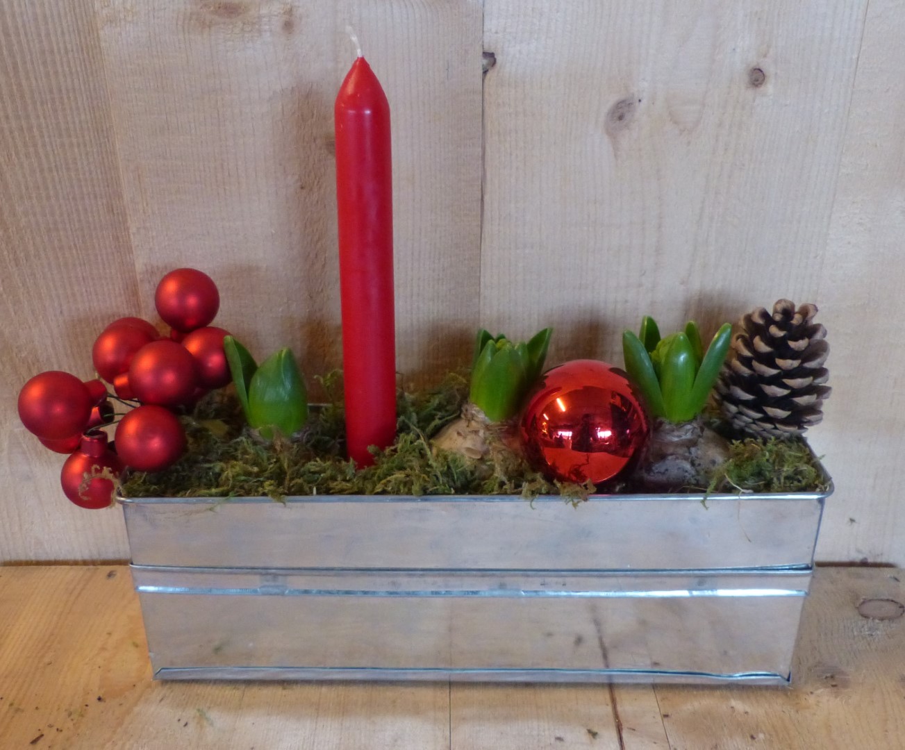 Kerststukje 'Toela' zink rechthoekig bakje 30 cm hyacinten met kaars, kleur rood - Warentuin Natuurlijk