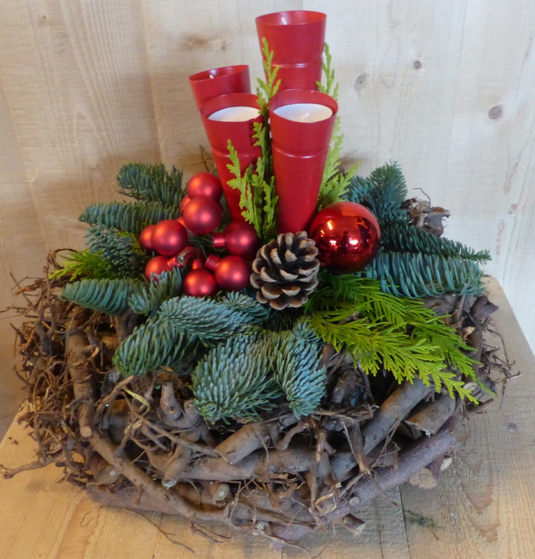 Kerststukje 'Tomsk' wortelkrans dia. 30 cm rood - Warentuin Natuurlijk