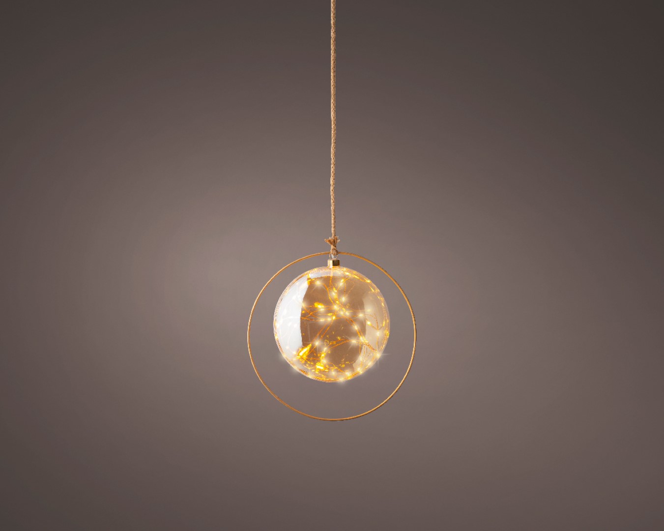 Kerstbal met jute touw en koperen ring - 40 LED lampjes - 26cm - Amber glas