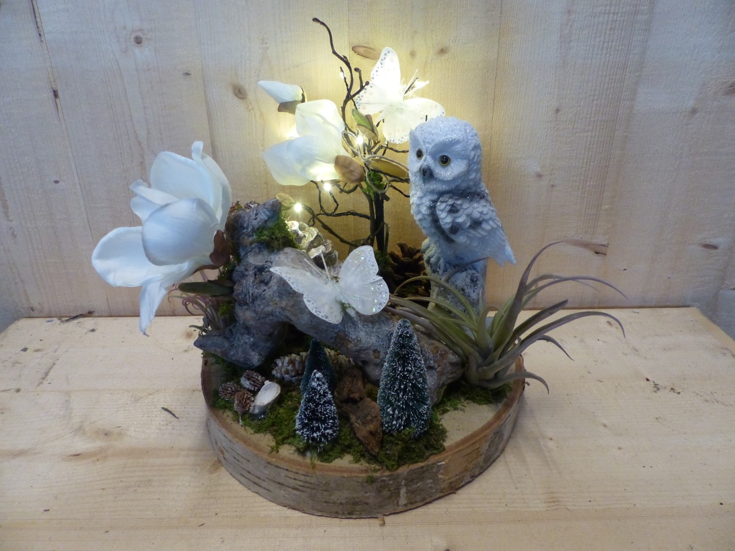 Kunstbloemen met decotak met uil of hert dia. 30 cm met verlichting - Warentuin Natuurlijk